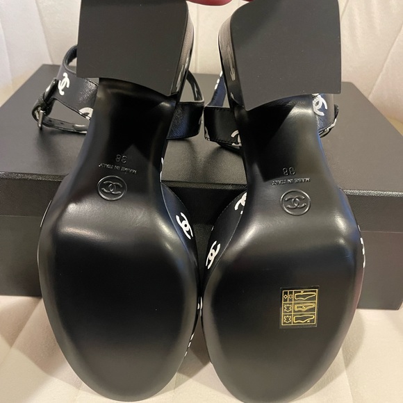 BRAND NEW Chanel 22s Crazy Logo Heels - black and white size 38 - Picture 10 of 10